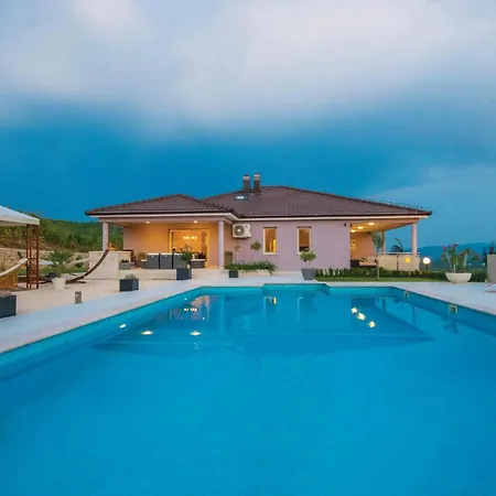 Lovely In Glavina Donja With Wifi Сasa de vacaciones